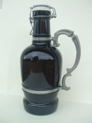 Skleněný džbán na pivo 2l s kovovým uchem a keramickou zátkou